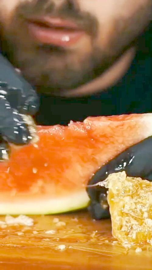 外国网红吃腌瓜,传统美食魅力全球绽放