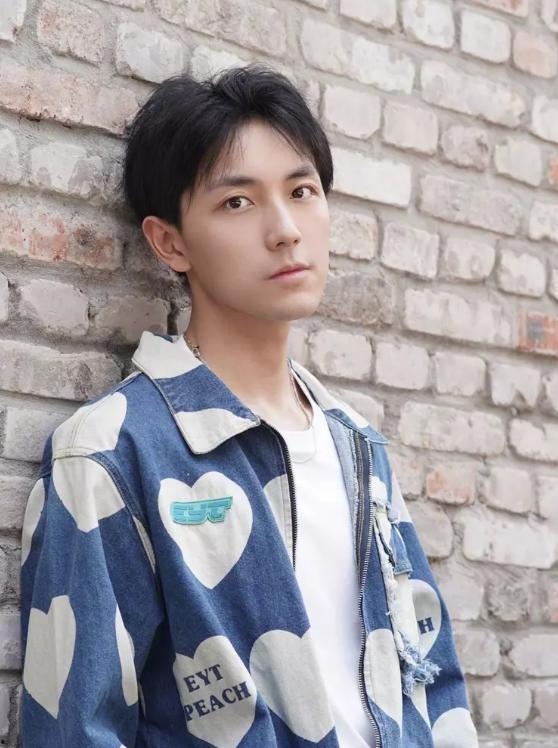 吃瓜图片网红男孩头像,网红男孩头像的吃瓜风采